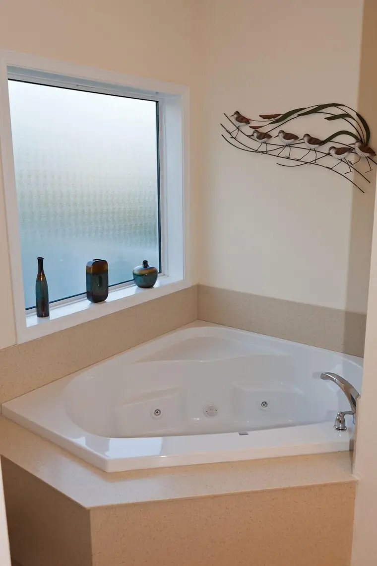 Jetted corner tub in the master bathroom, Happy Island Cottage