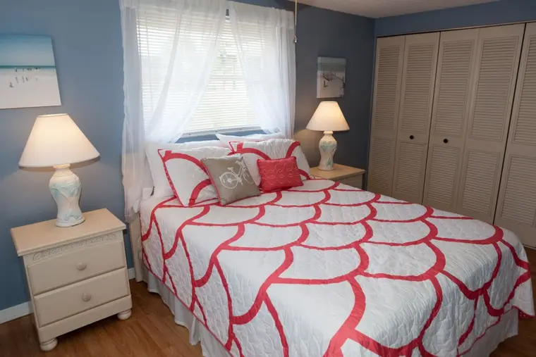 Coral quilt bedroom with wardrobe, Happy Turtle A
