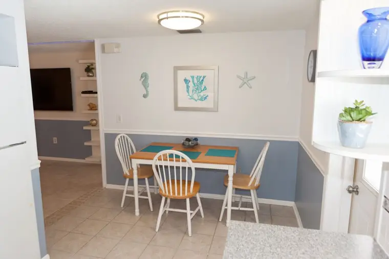 Dining nook with table for four, Happy Turtle A