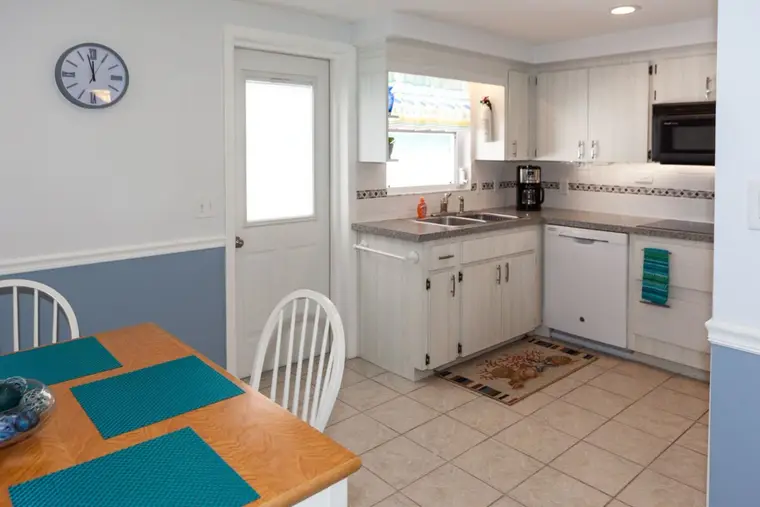 Kitchen with dining table in the foreground, Happy Turtle A