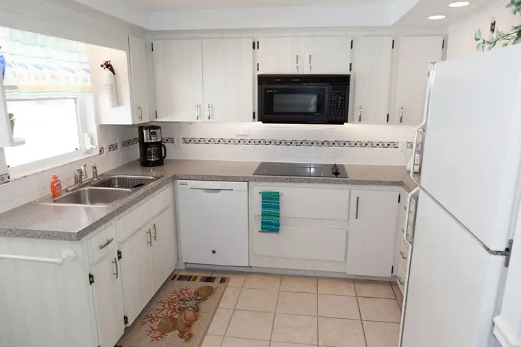 White kitchen with full-size appliances and microwave, Happy Turtle A